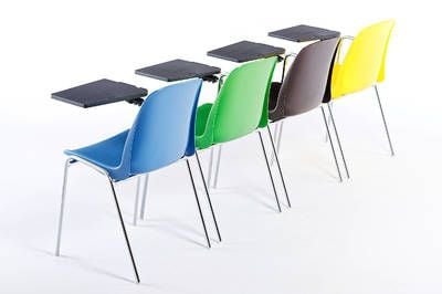 Kunststoffstühle mit klappbarem Tisch